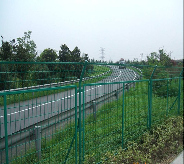 高速公路护栏网在高速交通中的重要性